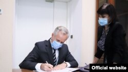 Сергей Греков подает документы для участия в конкурсе. Фото - сайт горсовета Уфы.