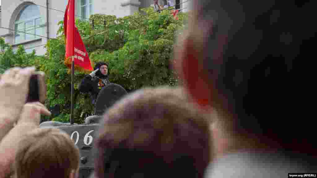 Среди военной техники – танки времен Второй мировой войны