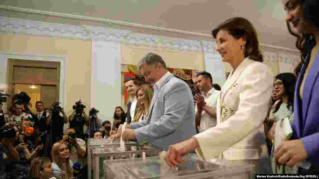 П’ятий президент України, лідер партії «Європейська солідарність» Петро Порошенко на виборчій дільниці в Києві