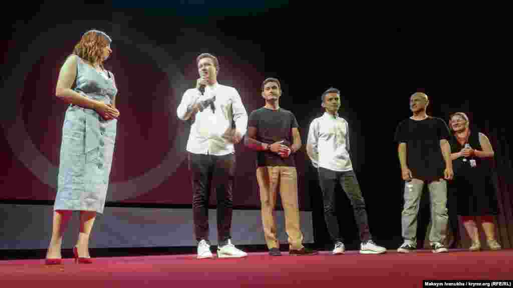 Премьера фильма «Домой» режиссера Наримана Алиева на Одесском международном кинофестивале. Третий слева – Ахтем Сеитаблаев. Фильм получил Гран-при фестиваля. В октябре лента получила национальную премию кинокритиков Украины «Кіноколо» как лучший фильм года. В мае 2019 его также показывали на 72-м Каннском фестивале. Одесса, 14 июля 2019 года