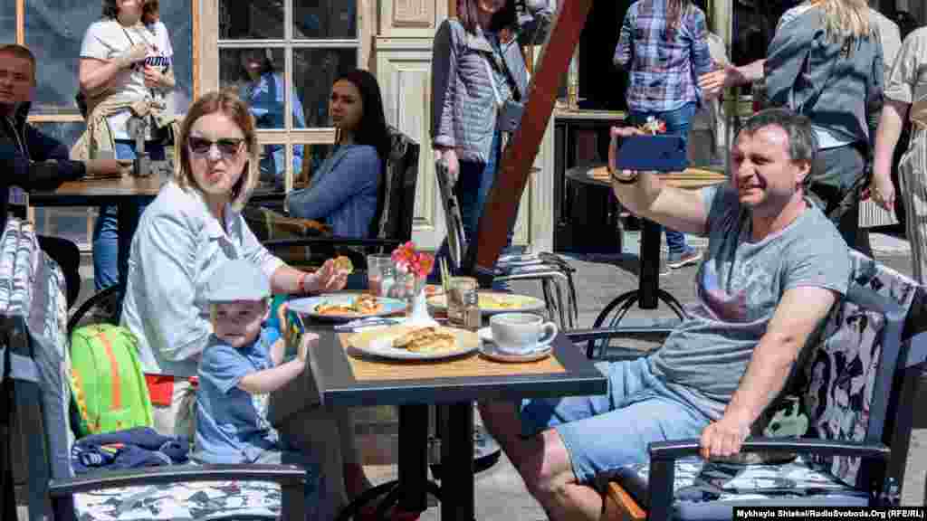 «Монстрація» йшла головною вулицею міста, Дерибасівською, і привернула увагу туристів і одеситів