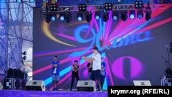 Сцена на набережной, сооруженная ко Дню города, Ялта, 11 августа 2018 год