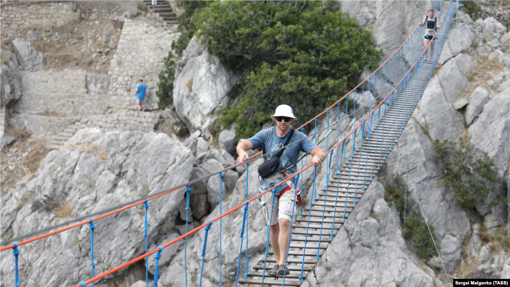 Однако подняться на вершину скалы можно бесплатно по крутой каменной лестнице (на заднем плане)  