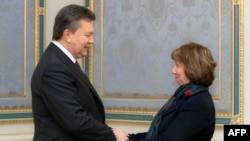 Катрін Аштон під час візиту до України, 10 грудня 2013 року