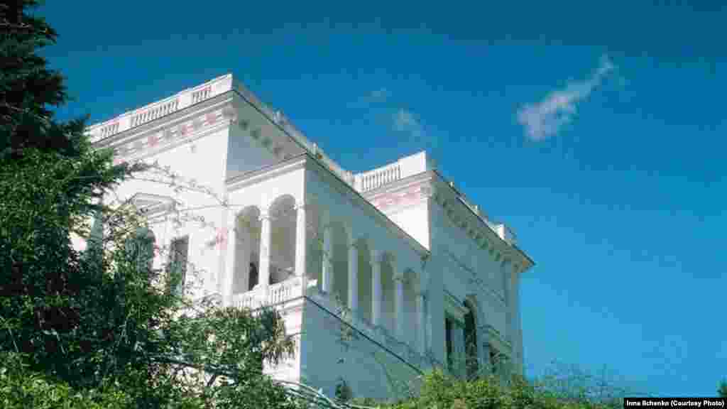 А это уже Ливадийский дворец – памятник культурного наследия Украины. Раньше он служил летней резиденцией нескольких российских императоров. Здесь также проводили Ялтинскую конференцию, на которой союзники распределяли сферы влияния в послевоенном мире