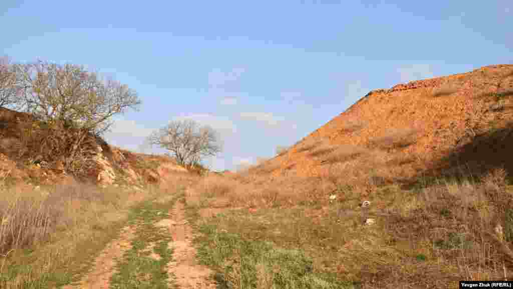 Проход к морю мимо искусственной насыпи 