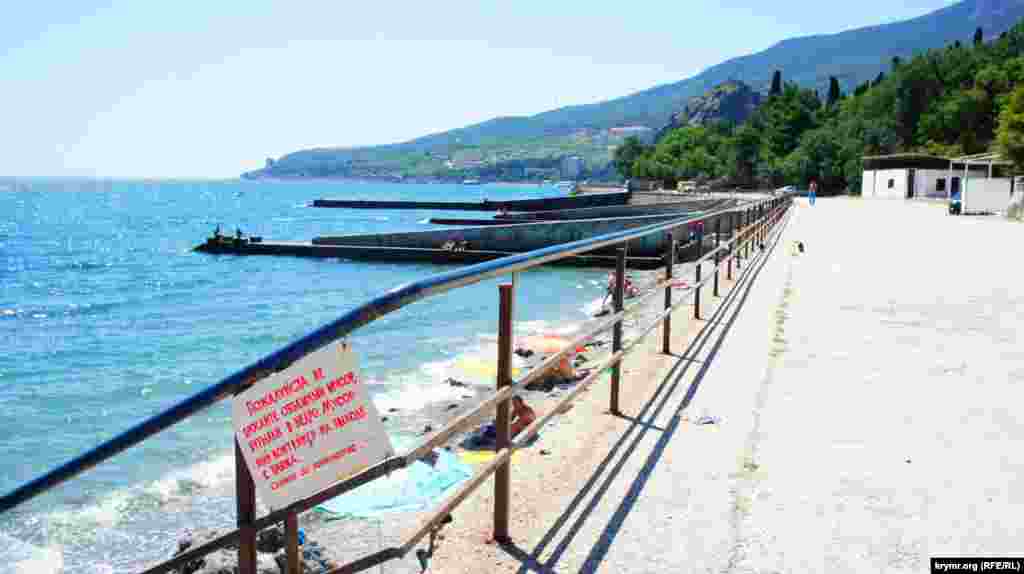 Можно заметить, что набережная пустует. Два-три года назад здесь еще стояли летние кафе и магазинчики с водой и мороженым