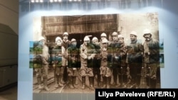 Кристина Романова. "Границы". На снимок мирного времени жителей Абхазии накладываются пейзажи, поврежденные войной