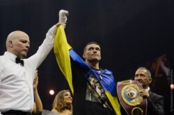 Олександр Усик (с) після перемоги над Муратом Гассієвим (за кадром) у Москві, 22 липня 2018 року