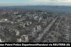 Зйомка з дрону пошкоджених внаслідок російських обстрілів будівлі у місті Торецьк, Донецька область, Україна, 19 грудня 2024 року