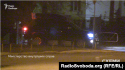 Авто, яким користується екс-прем’єр-міністр Арсеній Яценюк, виїжджає з МВС