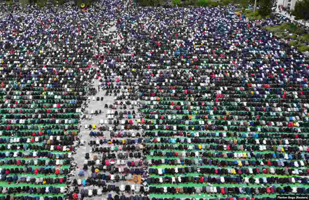 Албанские мусульмане совершают намаз на площади Скандербега в Тиране, Албания