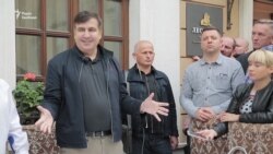 Саакашвили подписал админпротокол о незаконном пересечении границы Украины (видео) Саакашвили подписал админпротокол о незаконном пересечении границы Украины (видео)