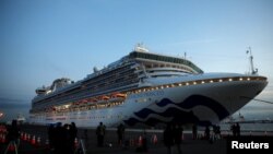 Кількість інфікованих на борту лайнера зростає