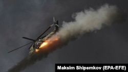 Російський Мі-24 пускає ракети під час військових навчань, вересень 2021 року