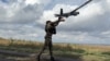 Un militar ucrainean lansează o dronă de recunoaștere în apropierea orașului Pokrovsk, situat în zona frontului.