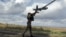 Un militar ucrainean lansează o dronă de recunoaștere în apropierea orașului Pokrovsk, situat în zona frontului.