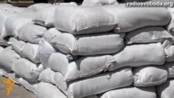 Штаб Самооборони в Запорізькій ОДА укріпили конструкціями Штаб Самооборони в Запорізькій ОДА укріпили конструкціями