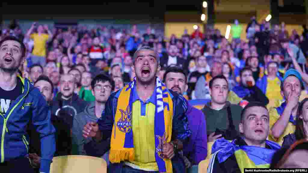 Вболівальники дивляться пряму трансляцію матчу 1-го туру групового етапу чемпіонату Європи-2020 з футболу між збірними Нідерландів та України в фан-зоні на НСК «Олімпійський» у Києві