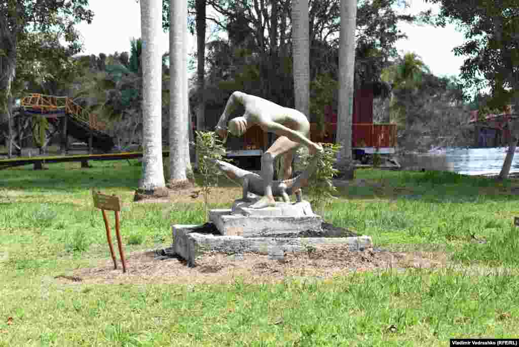 В расположенной поблизости "индейской деревне" есть скульптурная группа "Охотник укрощает крокодила" 