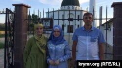 Зліва на право: Наджиє Алієва (мама), Гульсум Алієва, адвокат Олексій Ладін