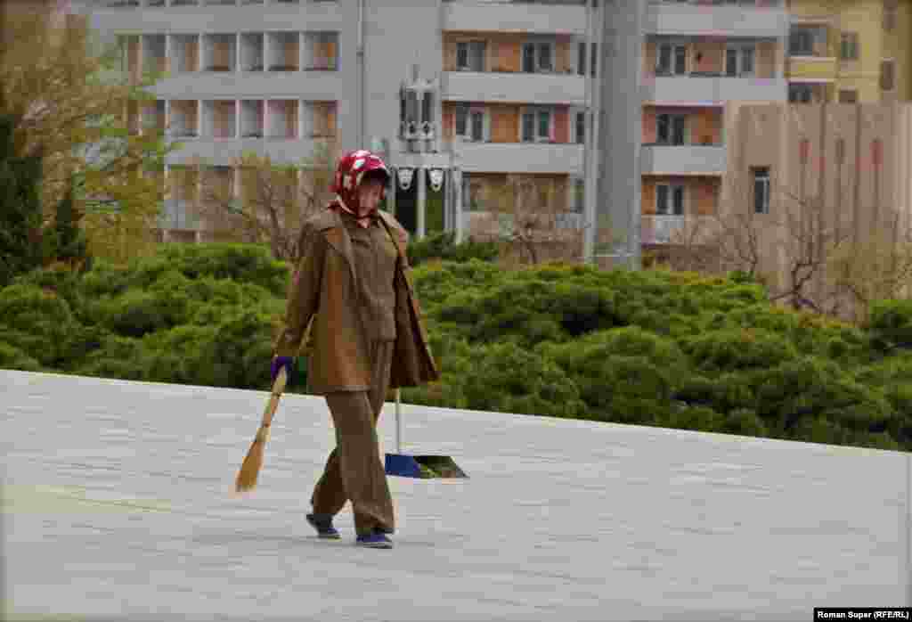 Уборщица. Стоит отметить, что улицы в Пхеньяне идеально чистые. Возможно, поэтому на них нельзя встретить бездомных животных – мусора (значит еды) для животных здесь просто нет