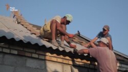 Доки волонтери в одній частині села відновлюють дахи, іншу – обстрілюють. Є потерпілі (відео) Доки волонтери в одній частині села відновлюють дахи, іншу – обстрілюють. Є потерпілі (відео)
