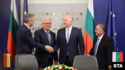 Директорът на отдел „Оръжия и боеприпаси“ на „Райнметал“ Роман Кьоне, главният изпълнителен директор Армин Папергер, премиерът Росен Желязков и изпълнителният директор на ВМЗ - Сопот Иван Гецов по време на церемонията по подписване на договора във вторник