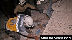 Сирійські рятувальники дістають тіла загиблих з-під завалів у селі Зардана в переважно контрольованій повстанцями провінції Ідліб на півночі Сирії після авіаудару, 7 червня 2018 року