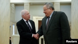 Посланець ООН Метью Німіц і міністр закордонних справ Греції Нікос Котціас на переговорах в Афінах, 30 січня 2018 року