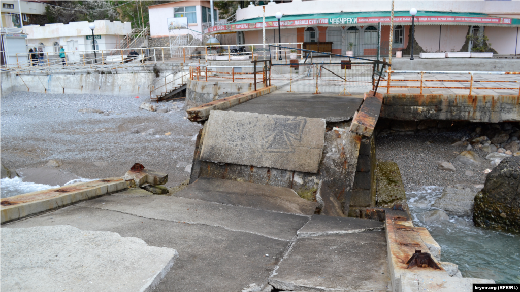 В таком виде причал и встретил 2021 год 