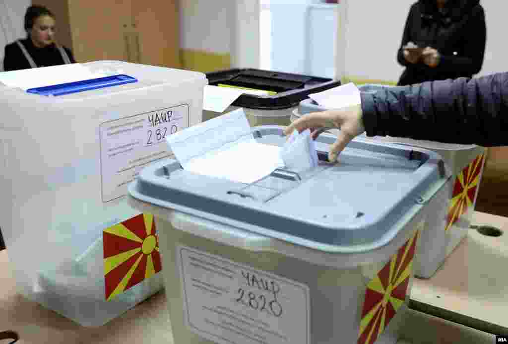 Glasanje se odvija na 3.474 biračka mjesta, gdje do 19 časova svoje pravo glasa može da ostvari 1.832.415 građana.