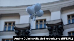 Повітряні кульки з написом 654 112 пролітають повз вікна Кабміну. За словами організаторів акції, саме стільки в Україні видано посвідчень учаників бойових дій