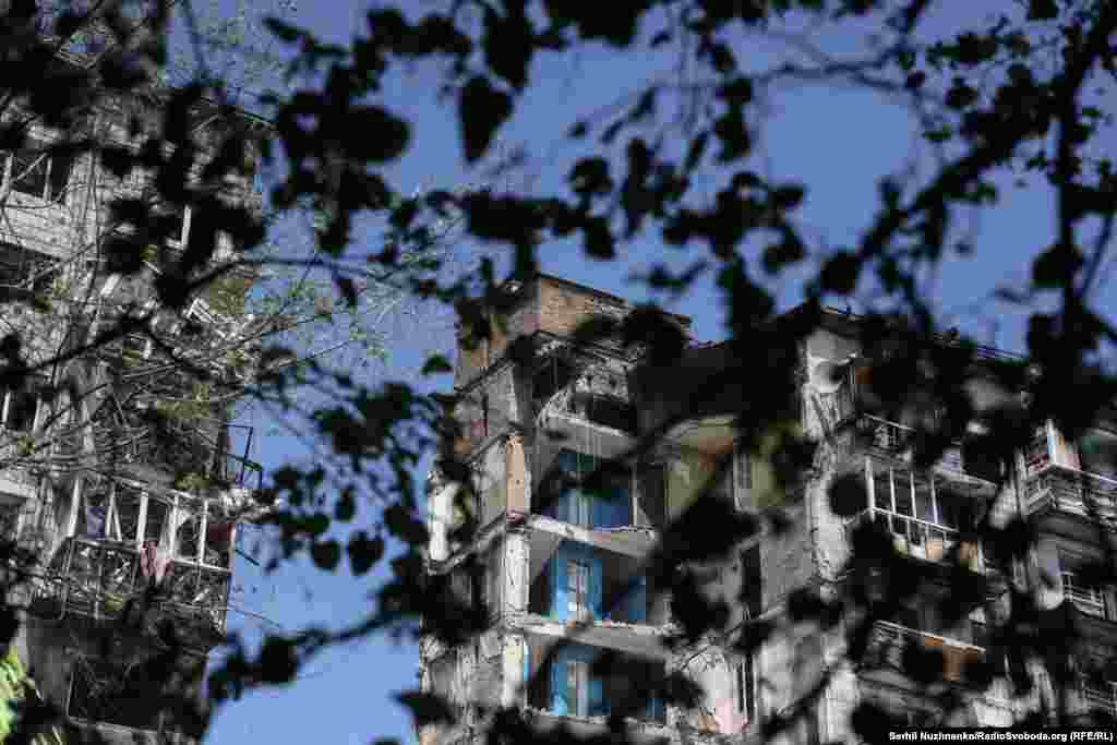 Там, де раніше був під'їзд, в якому були квартири і жили люди, сьогодні виднілося напрочуд синє небо