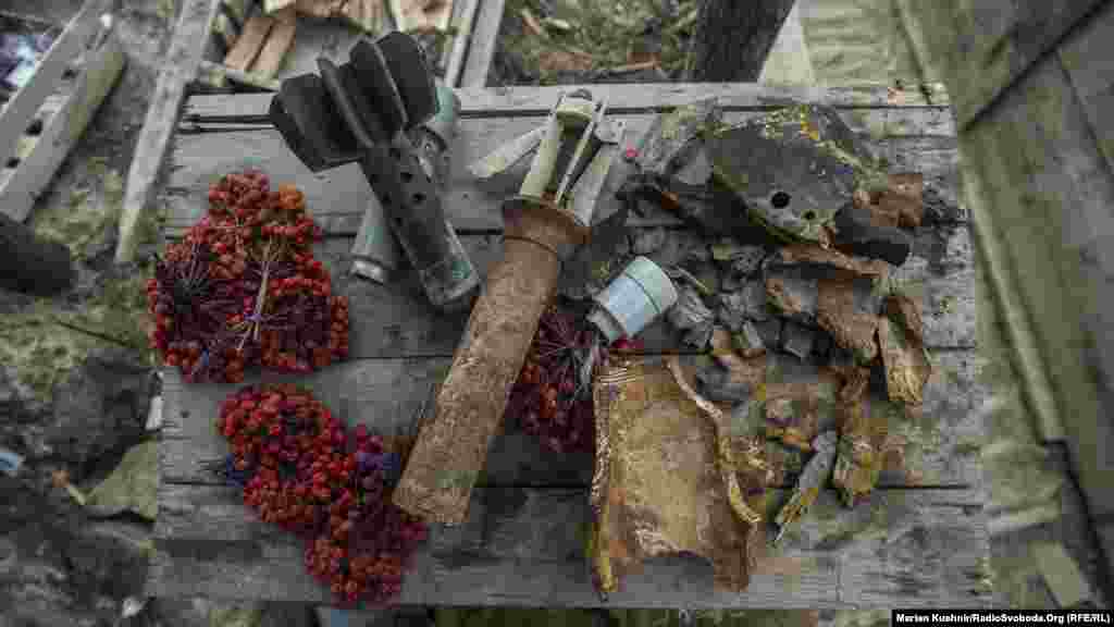 Це те, що ледь не щодня прилітає на позиції до українських солдатів. Серед них – хвостовик міни, яку забороняють використовувати мінські домовленості