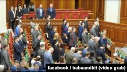 Народний депутат Максим Бужанський (фракція «Слуга народу») – єдиний, хто не вшанував стоячи пам’ять загиблих учасників Революції гідності хвилиною мовчання у Верховній Раді 19 лютого 2020 року