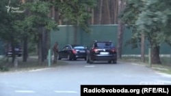 Його будинок розташований на закритій території