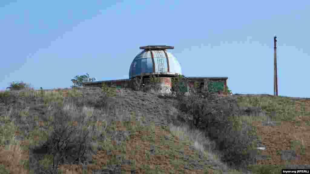 Одно из научных зданий биостанции. Основная специализация учреждения – биологическое и ландшафтное разнообразие Юго-Восточного Крыма, наземные и морские экосистемы, гидробиологи