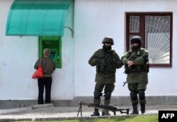 Російські військові в селі Перевальне, неподалік Сімферополя, 6 березня 2014 року