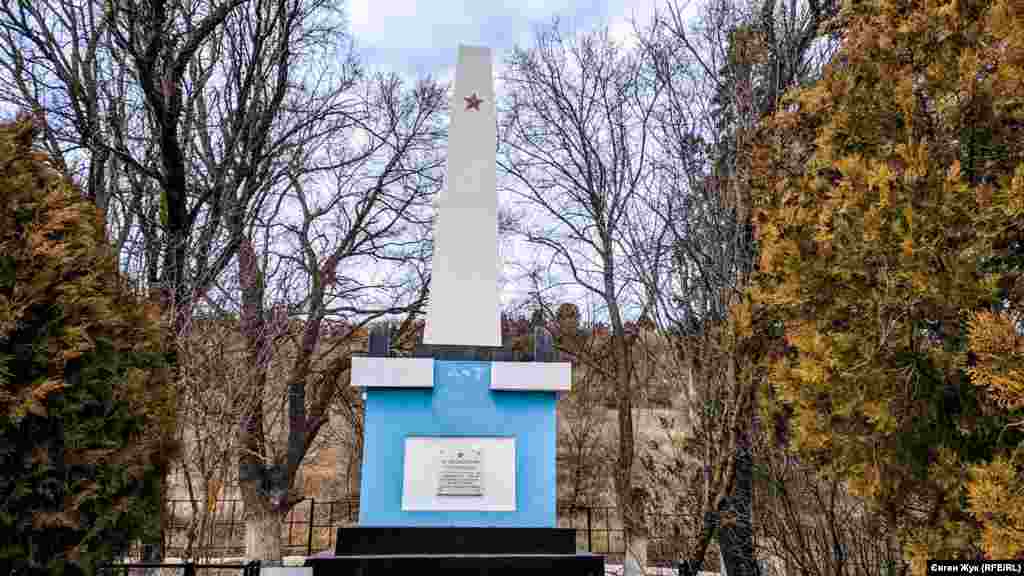 У горы Гасфорта – памятник воинам Приморской армии, погибшим в 1944 году при освобождении Севастополя