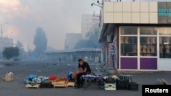 Одинокий торговец возле железнодорожного вокзала в Донецке, 29 августа