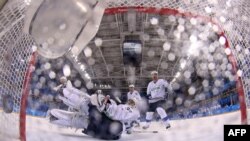 Хокей: словенець Гаспер Кросель під час чоловічого поєдинку між США та Словенією