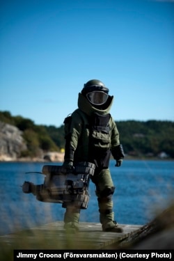 Шведський сапер у захисному костюмі