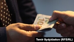 ООН: щорічний обіг хабарів у світі складає один трильйон доларів