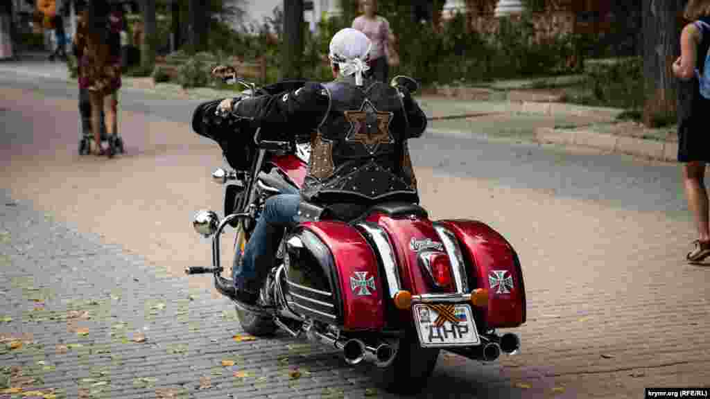 Байкер  з наліпкою угруповання «ДНР» на номерах і «георгіївською стрічкою»