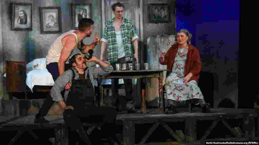 Двох братів, Антона та Толіка, грають чотири актори. На прем&#39;єрі виступав склад Дмитро Соловйов та Дмитро Олійник