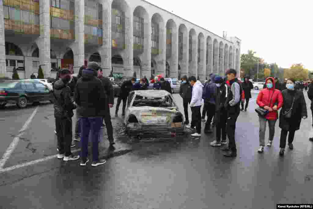 І ще одна спалена машина на площі Ала-Тоо