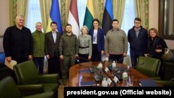 Президент України Володимир Зеленський під час зустрічі з головою Саейму Латвії Інарою Мурнієце, спікером Сеймасу Литви Вікторією Чмілітє-Нільсен та головою Рійгікогу Естонії Юрі Ратасом, які прибули до Києва, 24 березня 2022 року 