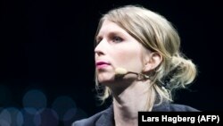 Меннінґ залишатиметься у в’язниці, поки не дасть свідчення, чи поки присяжні не закінчать свою роботу