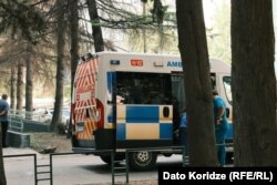 სასწრაფო დახმარების ავტომობილი საავადმყოფოს მიმღებთან, სადაც მაია ბარათაშვილმა მთელი ღამე გაატარა